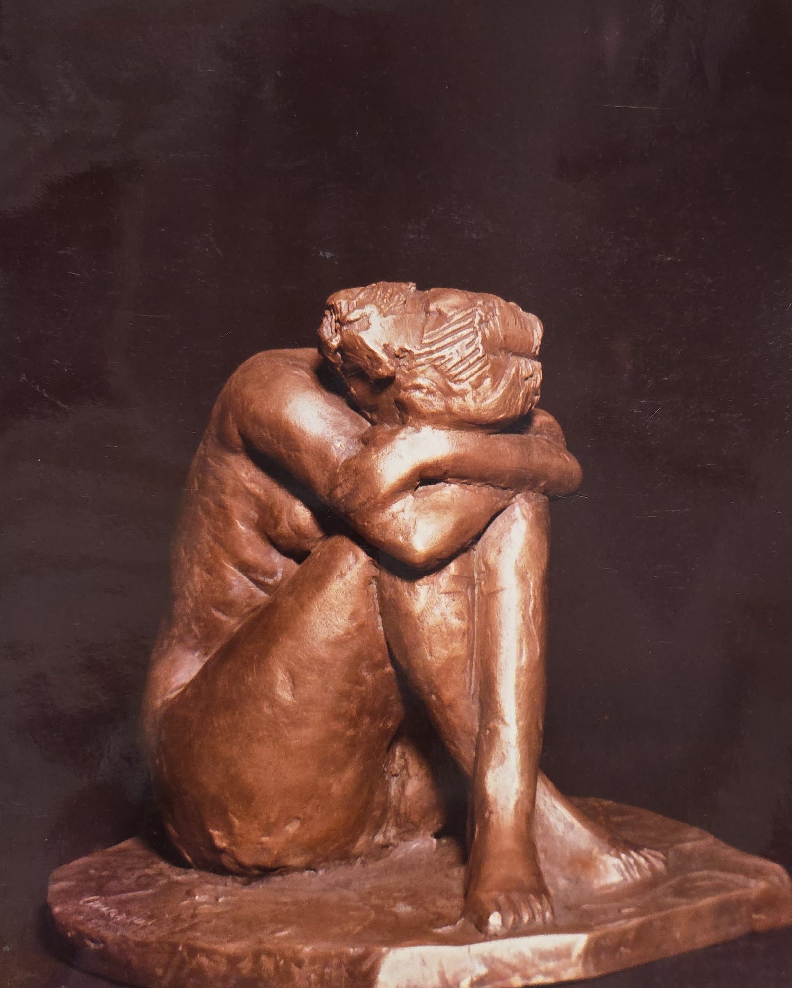 Scultura in bronzo di donna accovacciata di Klirò