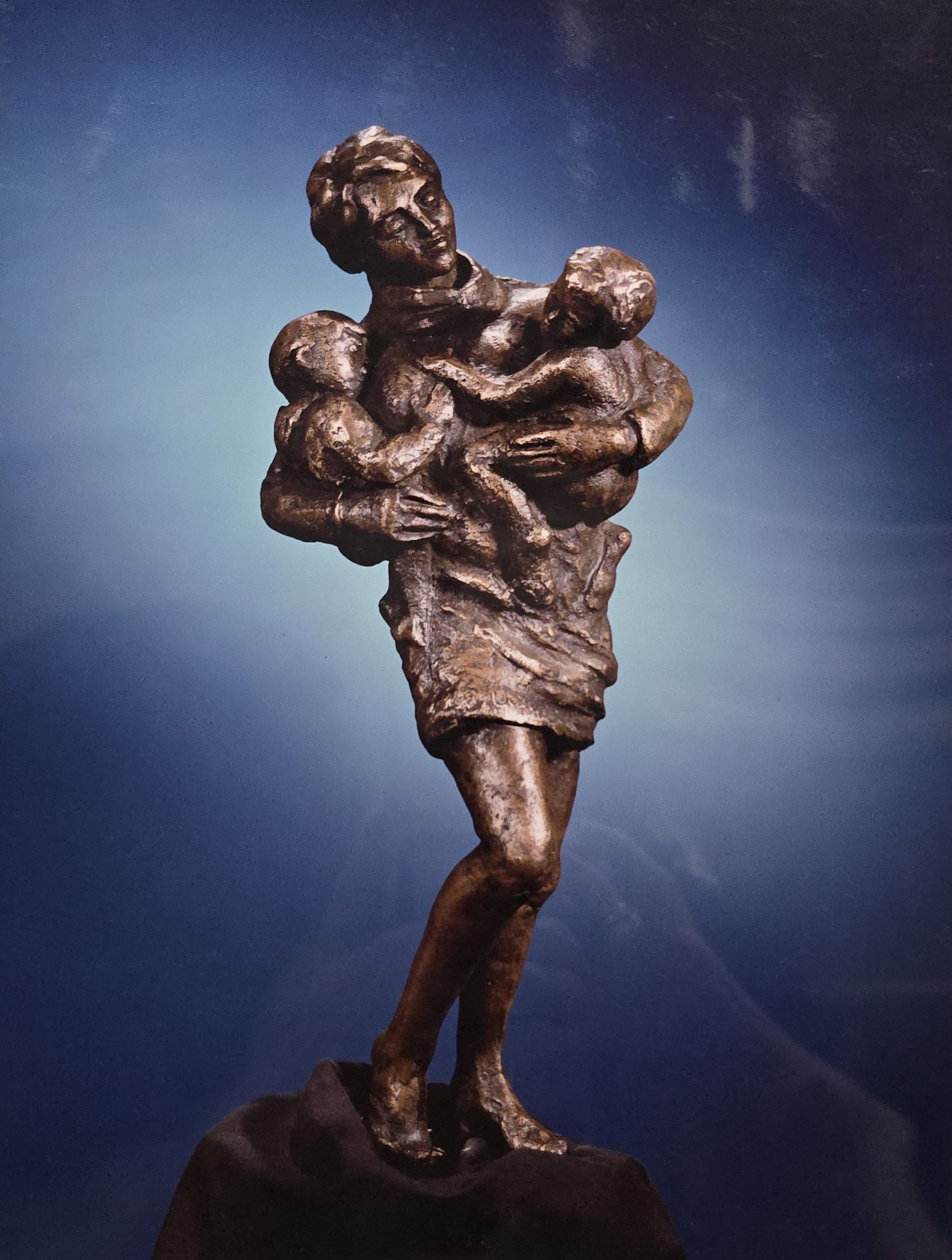 Scultura in bronzo di madre con bambini di Klirò