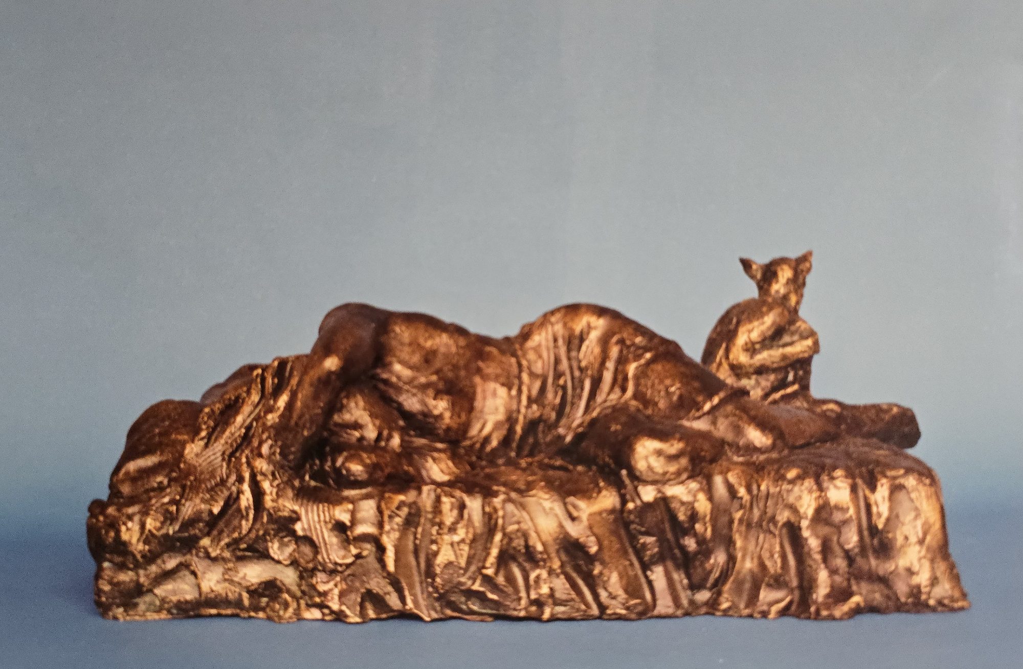 Scultura in vetroresina di Klirò di donna che dorme con accanto l'incubus 