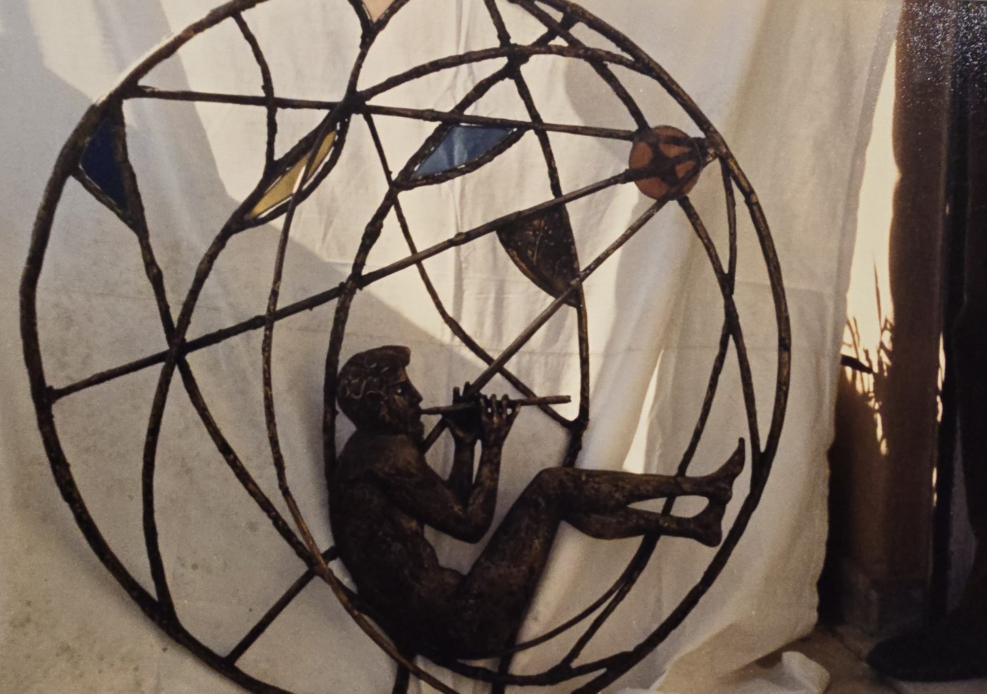 Scultura in bronzo e cristalli di Klirò raffigurante un fauno che suona il flauto di proprietà del Ministero delle Finanze