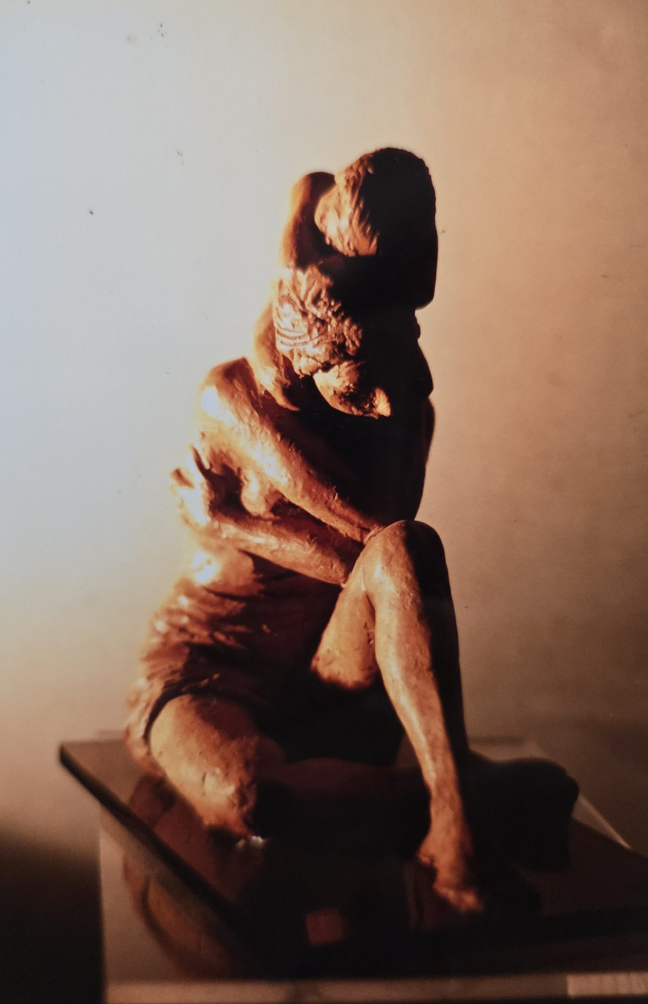 Scultura in terracotta di Klirò raffigurante figura di donna con bambino