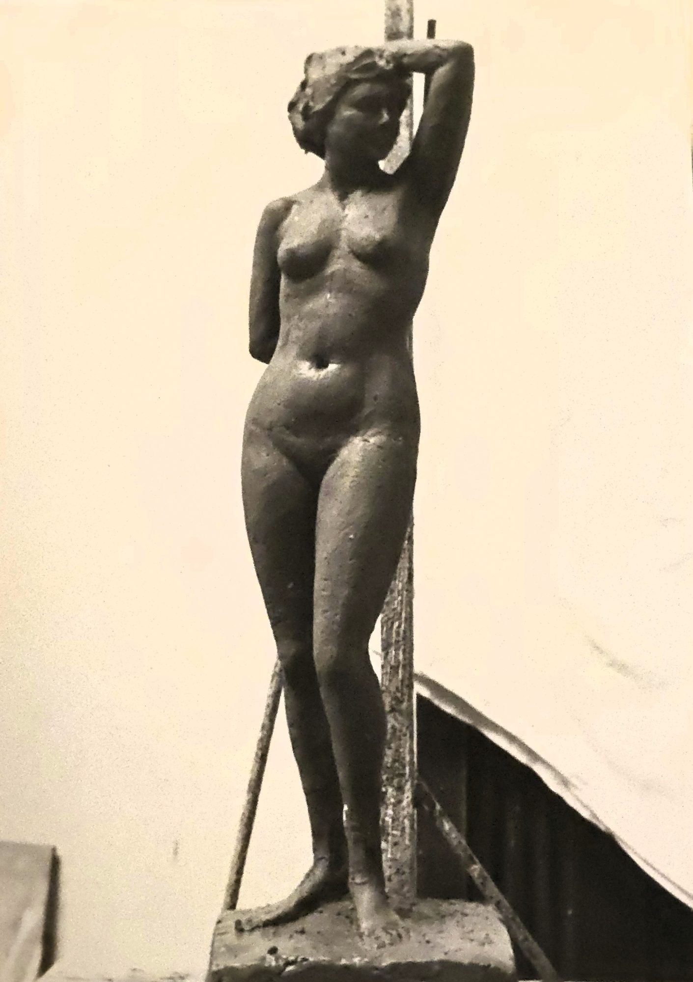 Scultura nudo femminile in creta di Klirò