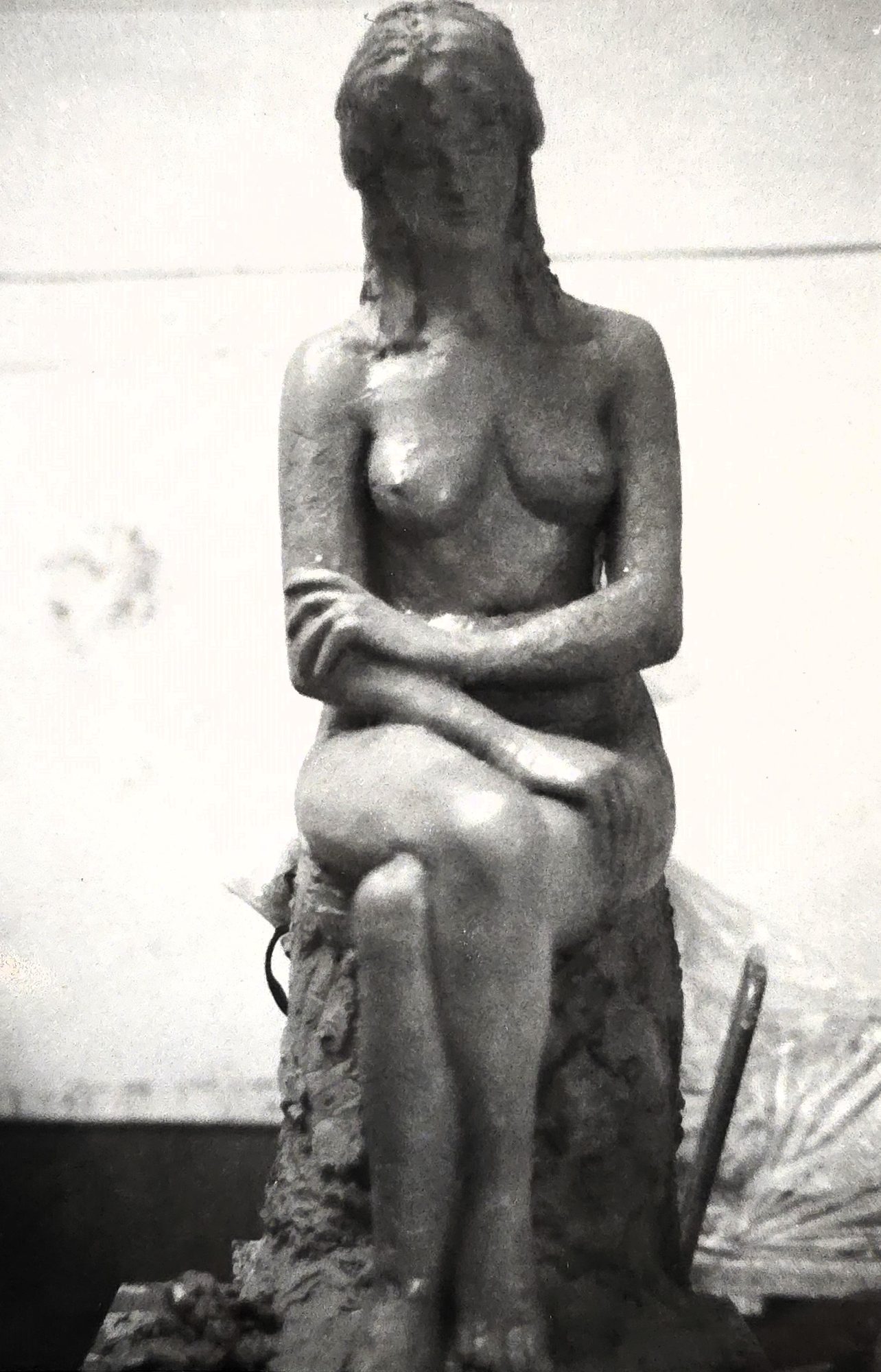 Scultura di nudo femminile in creta di Klirò