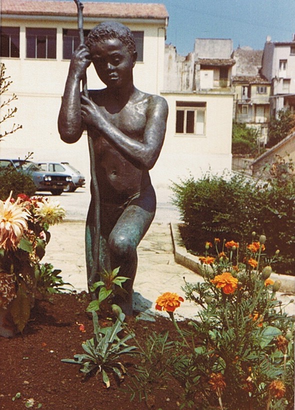 Particolare del Monumento a Padre Fiorante presso Civitanova del Sannio (IS) eseguito da Klirò