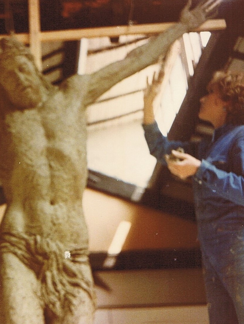 Klirò mentre lavora all'argilla