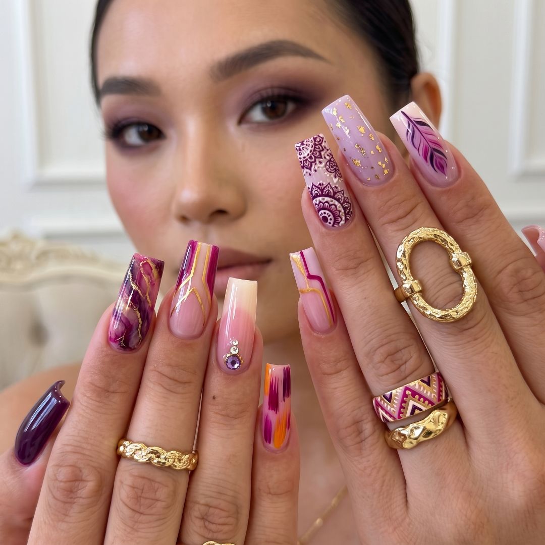 精美美甲设计 | 独一无二的多彩指尖风情 💅✨

展现极致优雅与个性美！这款美甲设计将多种艺术元素完美融合，每一个指甲都拥有独一无二的专属图案：从神秘的紫水晶大理石纹理、精致的曼陀罗花纹、奢华的金箔点缀，到优雅的羽毛手绘与璀璨的水晶镶嵌。深紫色与暖橙色的撞色设计，搭配精致的金饰，尽显高级质感与时尚气场。

#美甲设计 #美甲灵感 #高级感美甲 #手绘美甲 #美甲款式推荐 #款式不重样 #秋冬美甲 #美甲大赏 #精致女孩 #美甲控 – photo 1