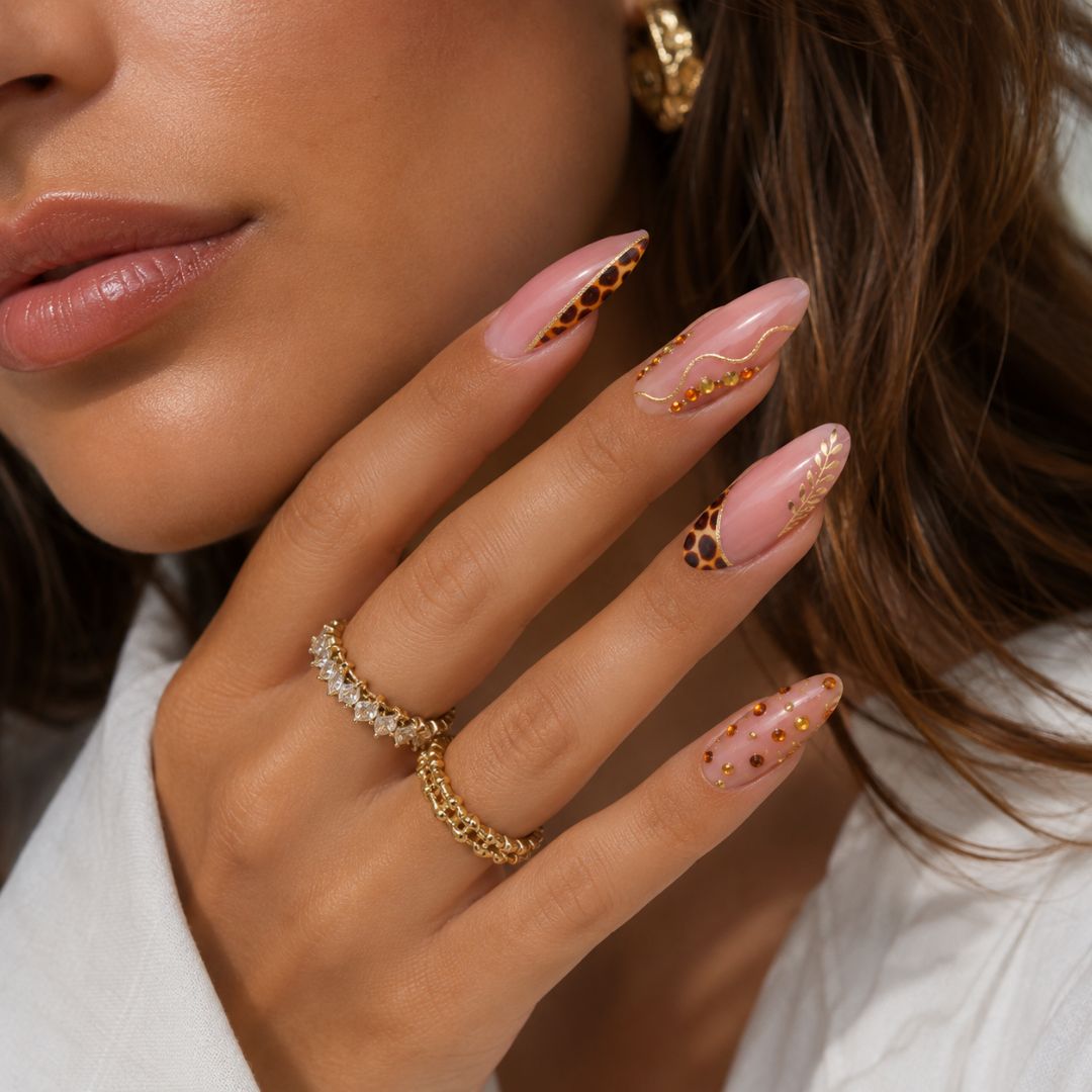 ✨ Elegante Animal-Print-Nails treffen auf zarte Rosé-Töne, Gold & funkelnde Details. Perfekt für einen glamourösen Look! 💅✨
#NailArt #NailDesign #LeopardNails #Nails #Nageldesign #NailInspo #Beauty – photo 1