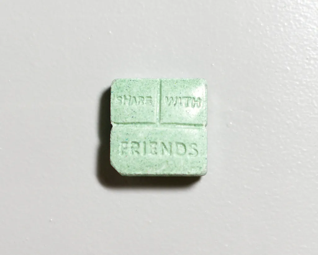 Dominoes molecular scheme