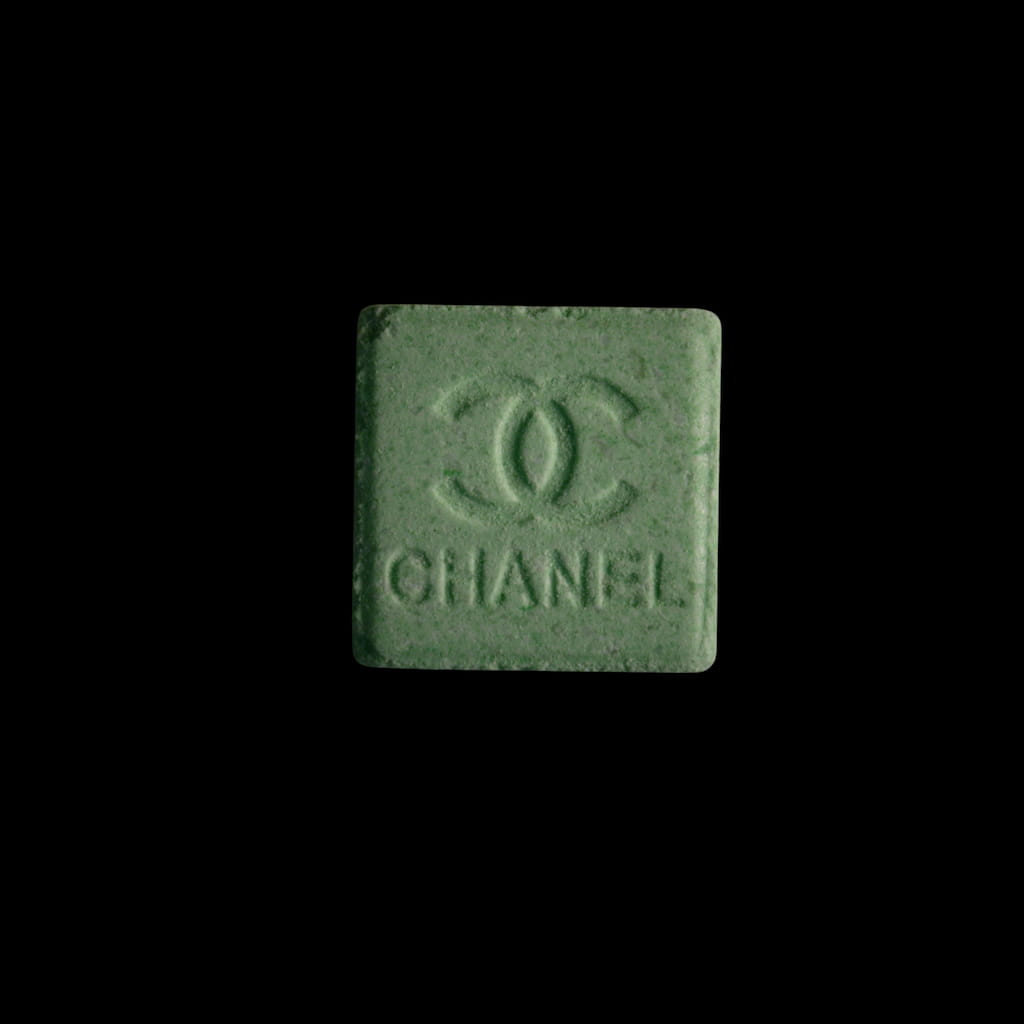 Chanel-Logo molecular scheme