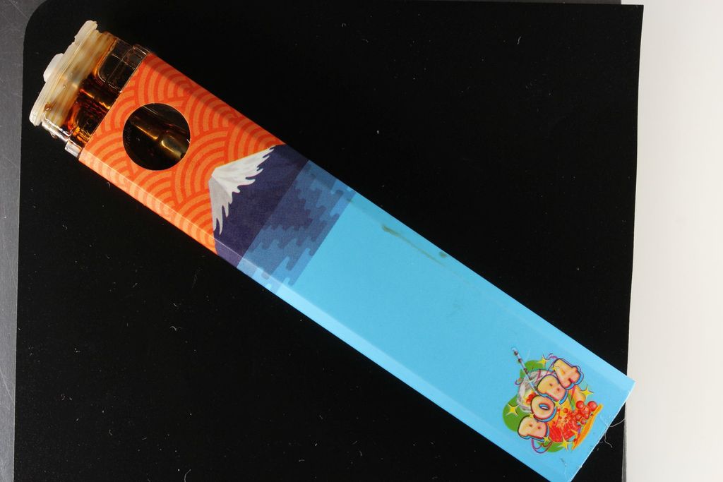 Vape with Delta-8-THC and THC molecular scheme