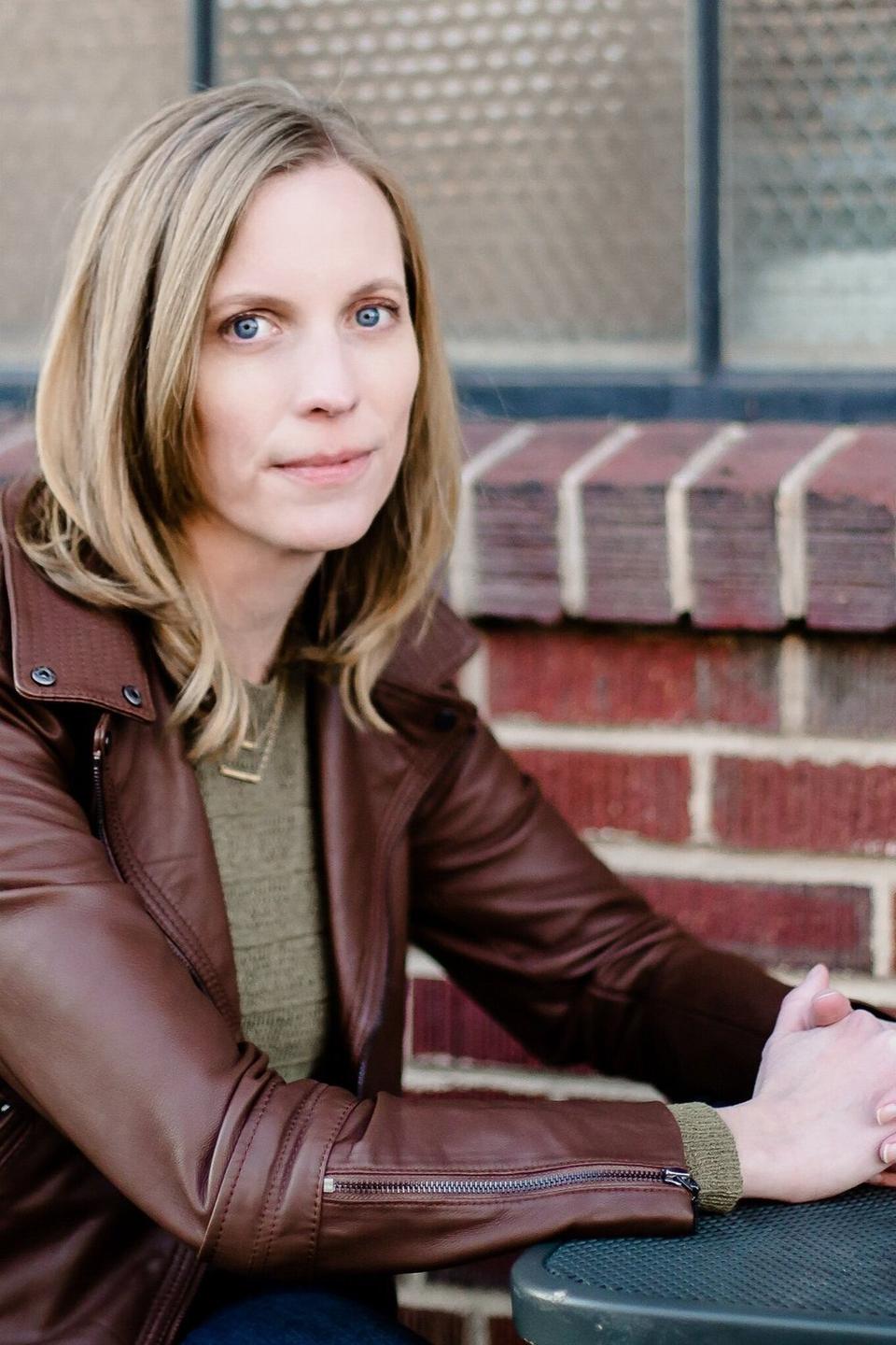 Headshot of Gina DeMillo Wagner, professional writer
