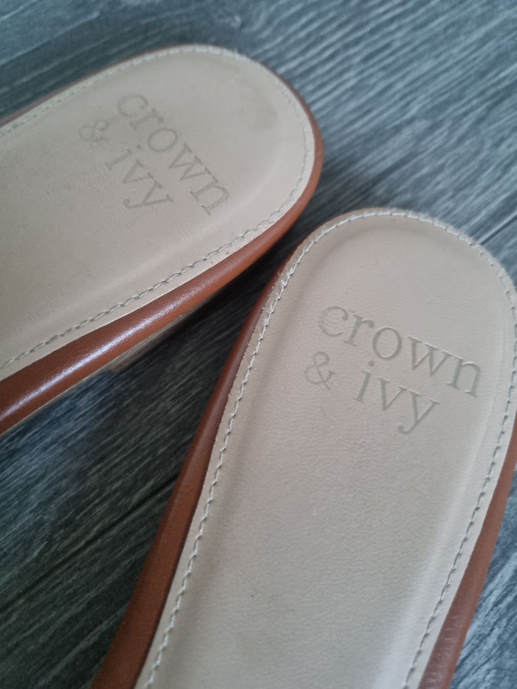 Crown & Ivy rudos odinės šlepetės — nuotrauka 2