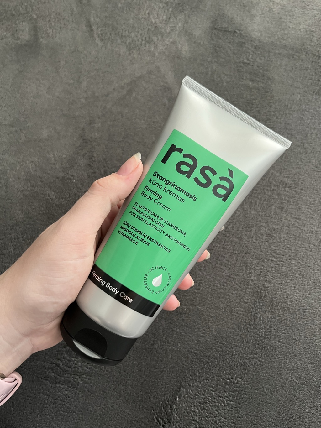 Rasà stangrinamasis kūno kremas