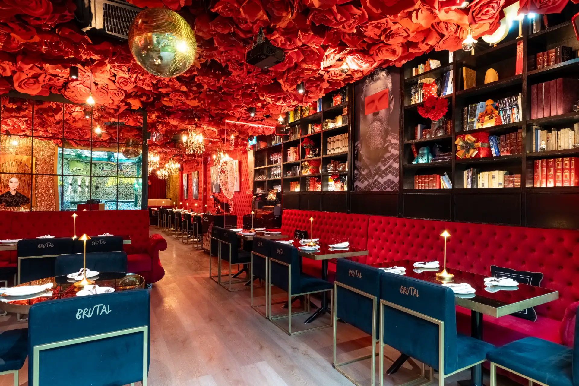 Espacio Biblioteca para planes de grupo en Madrid