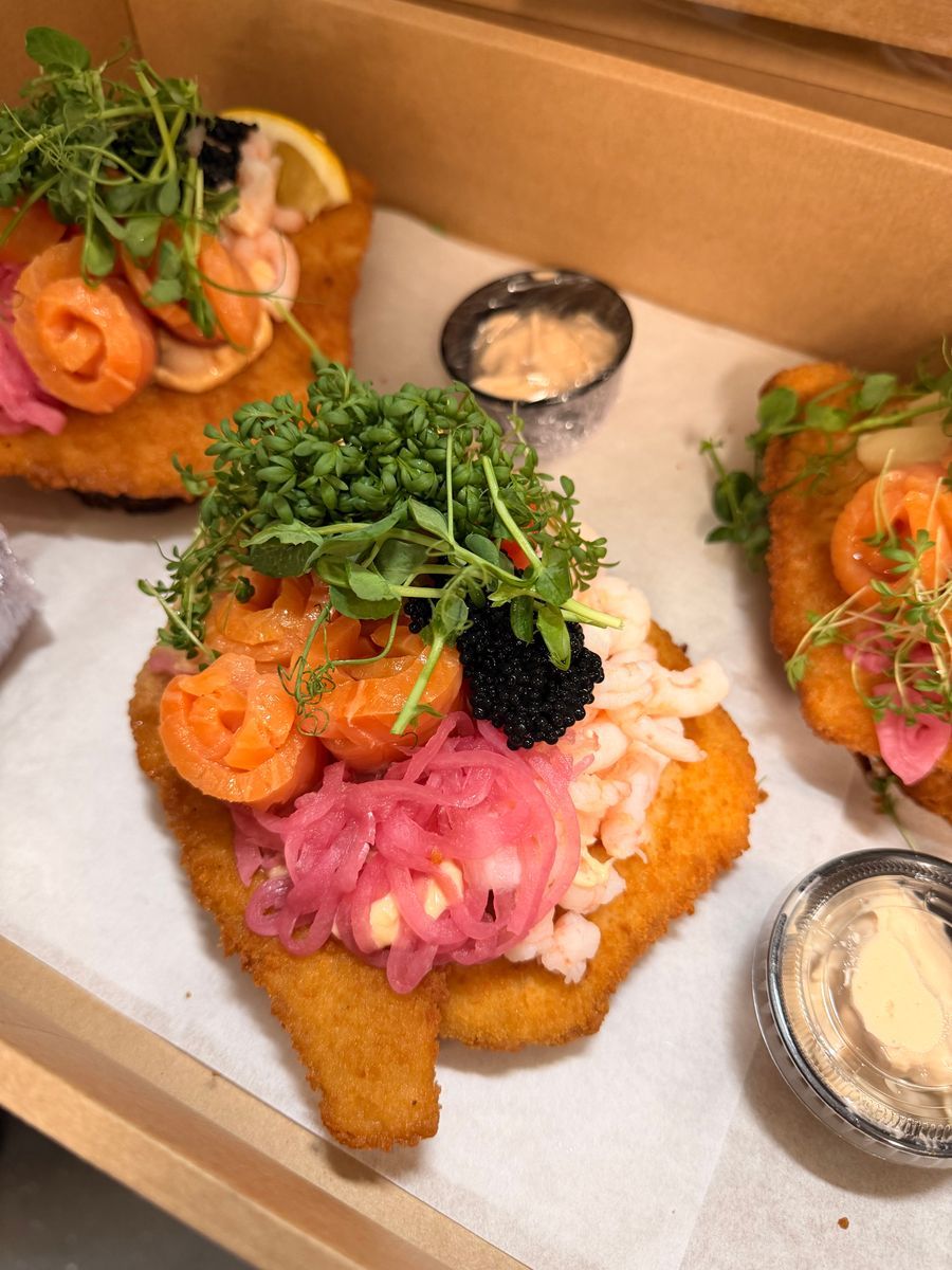 Stjerneskud med rødspættefileter, laks og rejer fra Restaurant Skovbakken