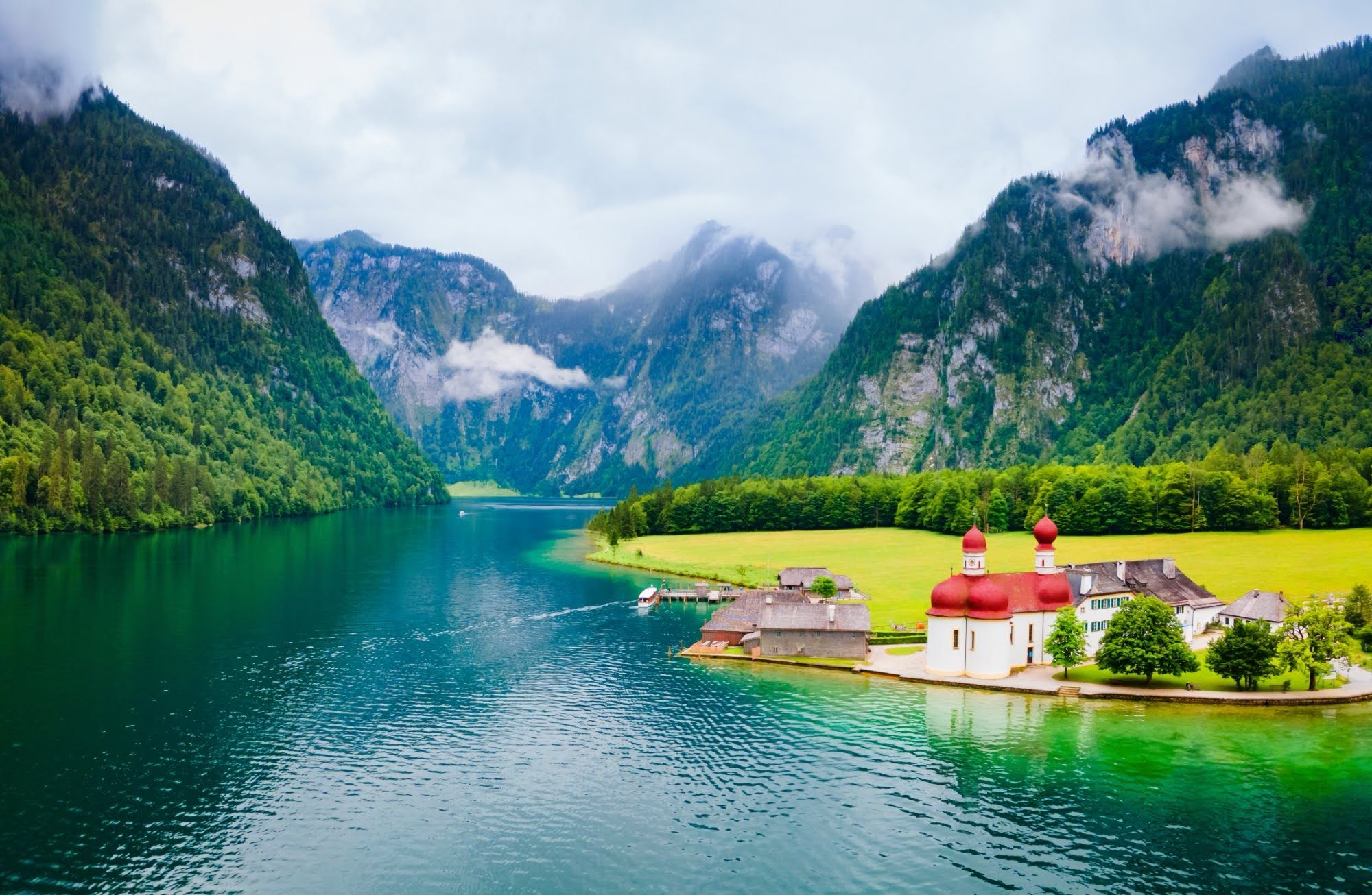 lac-konigssee-eglise-saint-barthelemy.jpg Le lac Königssee et l'église Saint-Barthélemy dans les Alpes bavaroises