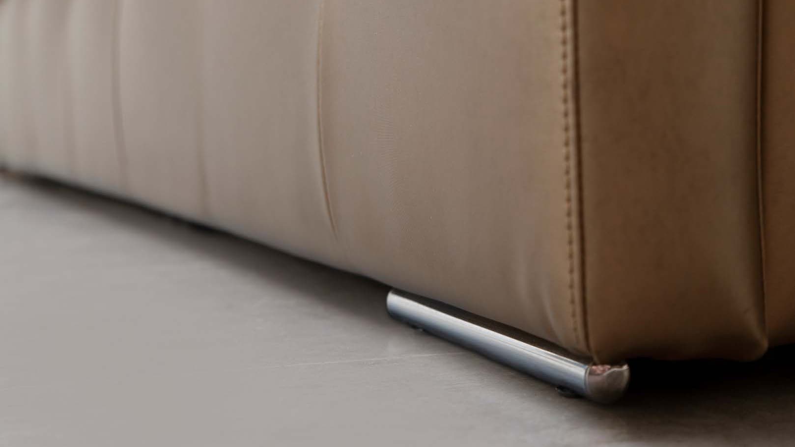 A korábban említett krómláb 2 cm átmérővel készül és gumi tappancsokon áll, hogy ne sértse fel a padlód.

