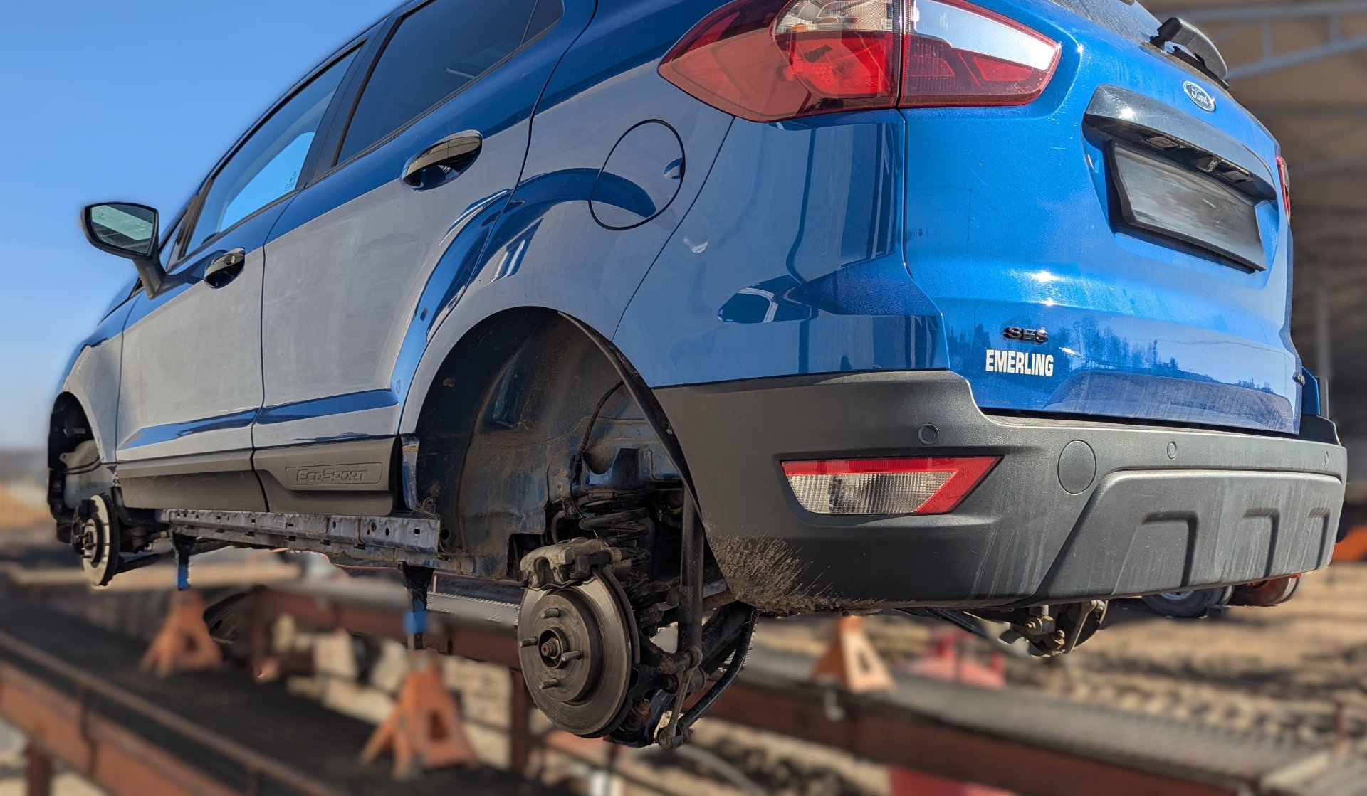 Ford ecosport z rozebranym podwoziem, gotowy do dalszych prac przy konserwacji podwozia