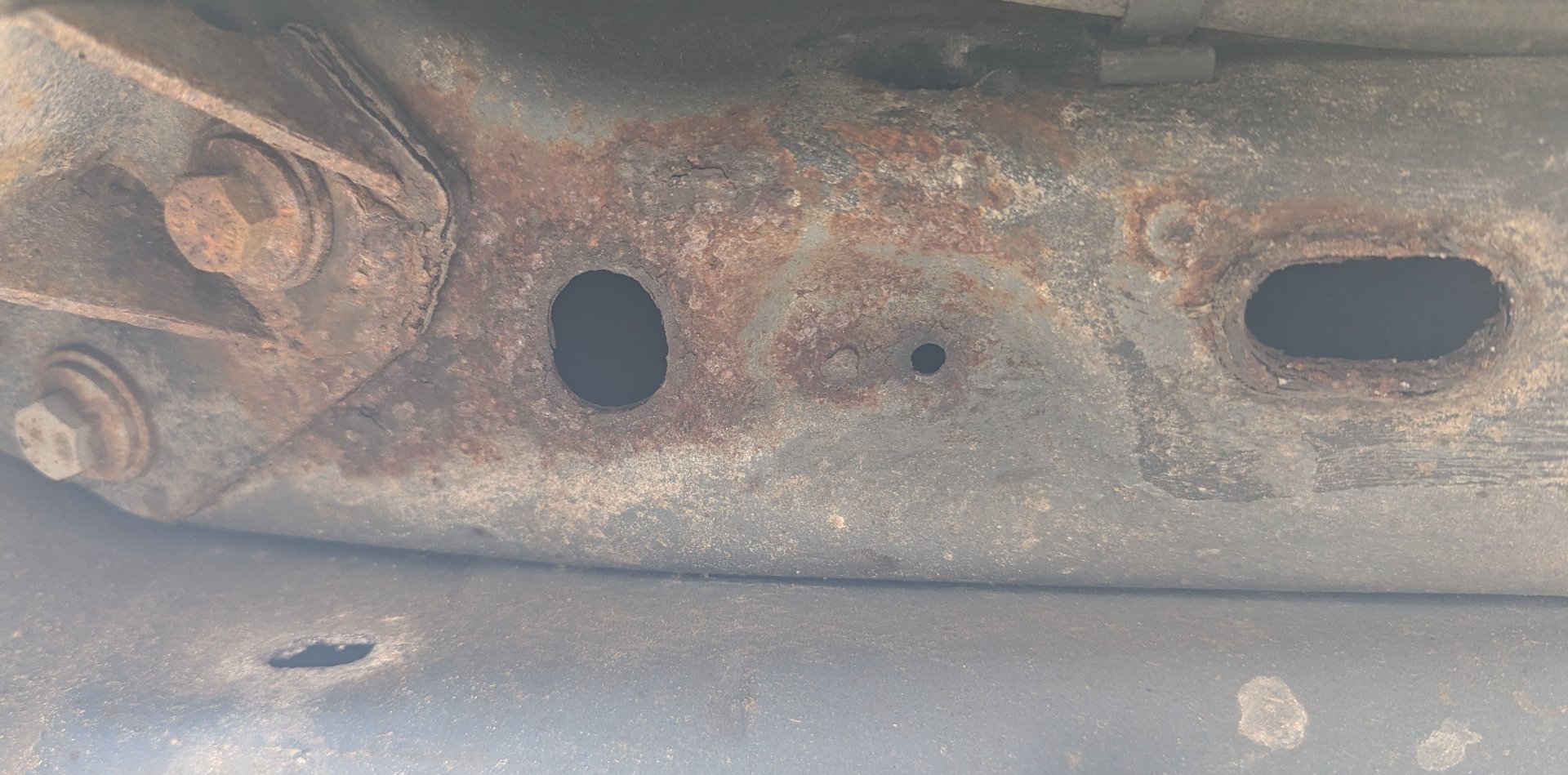 Korozja tylnej belki ford ecosport