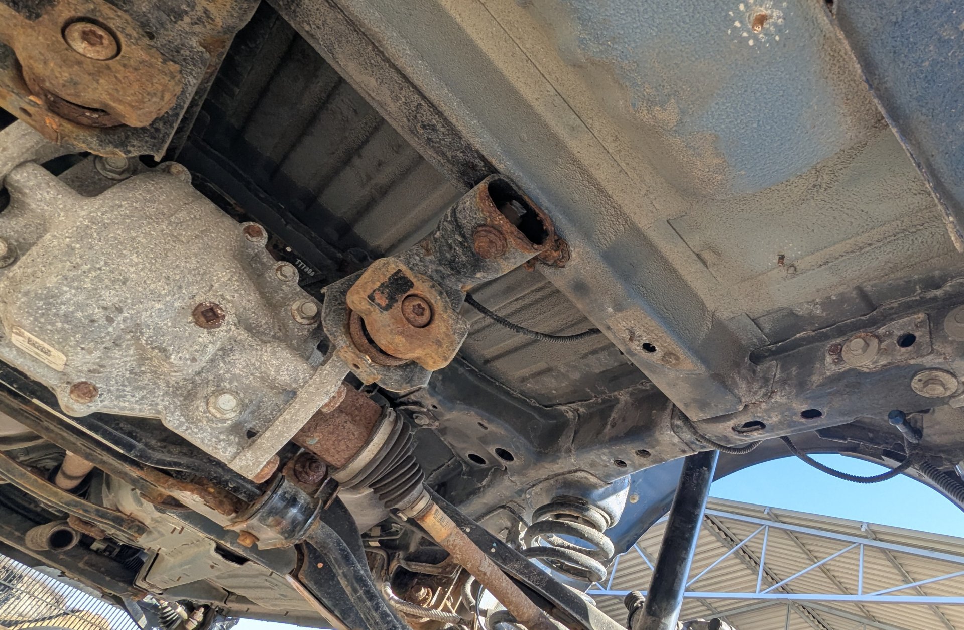 korozja w okolicy tylnej belki