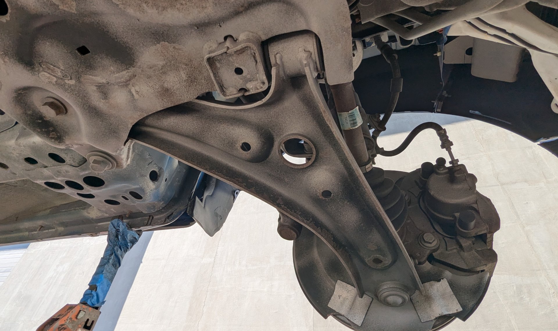 przednie zawieszenie oczyszczone z korozji