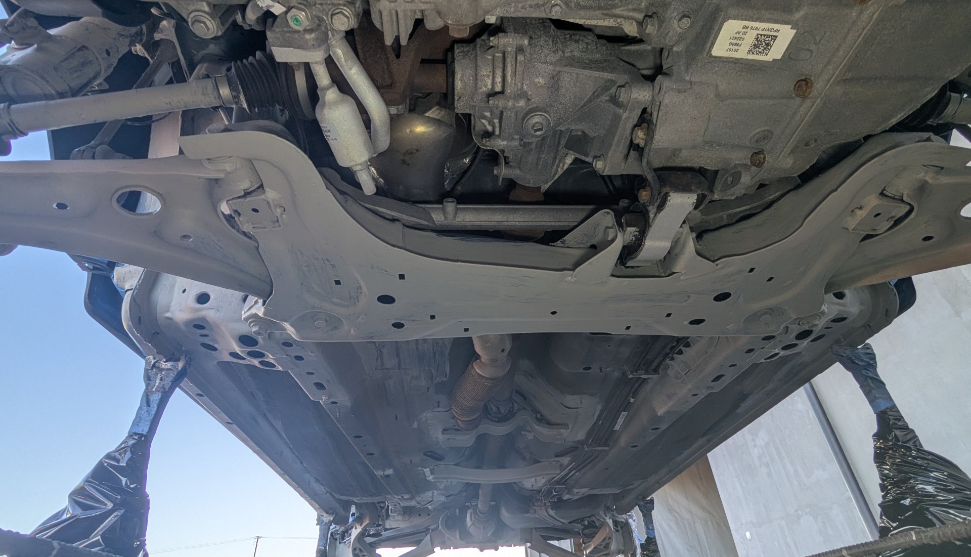 widok całego podwozia zabezpieczonego podkładem epoksydowym