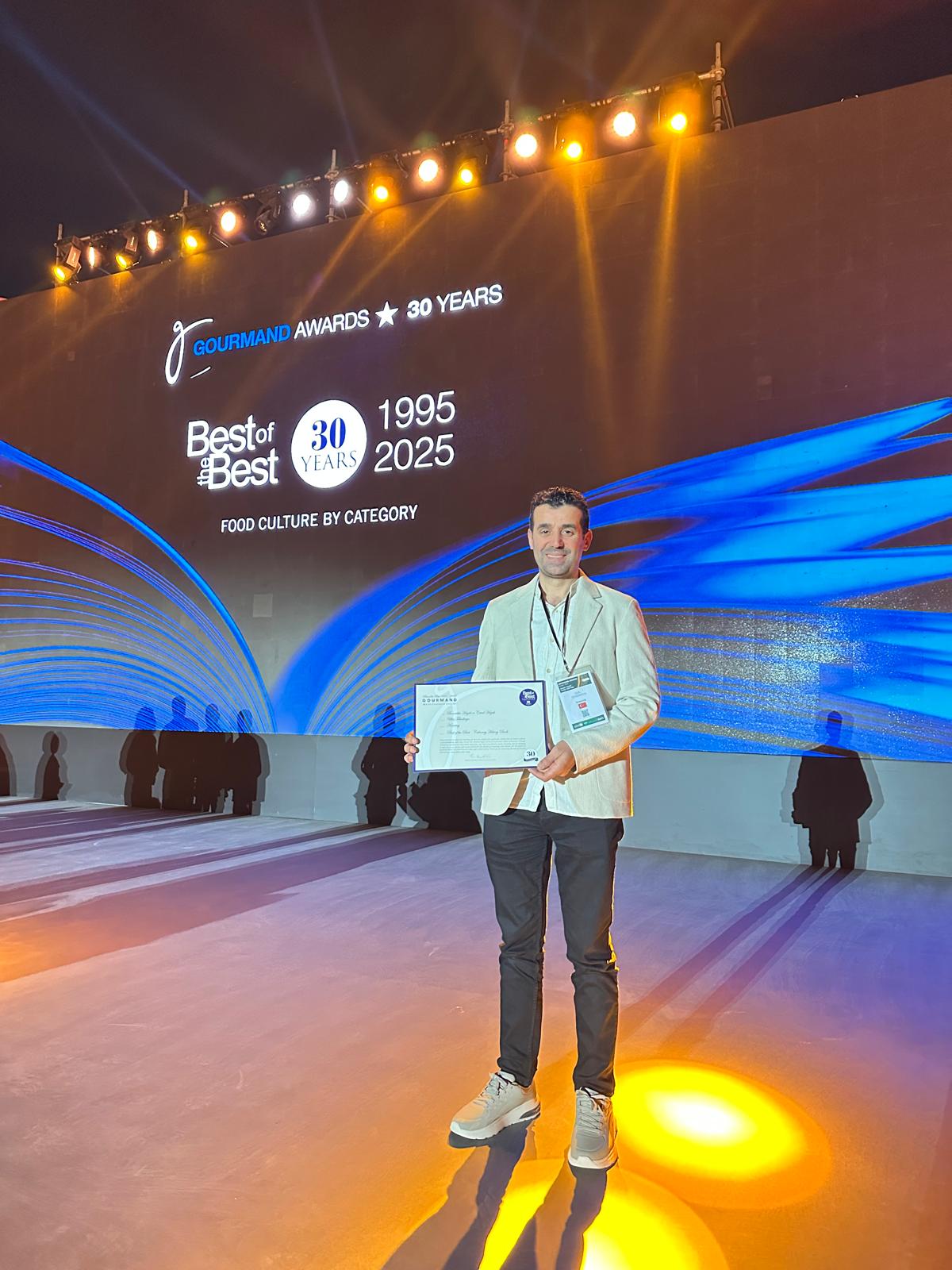 Ulaş Tekerkaya’nın Boncuklu Höyük ve Çatalhöyük adlı kitabı,  Dünyanın En İyisi İllüstrasyon ve Dünyanın En İyisi  Gastronomi Tarihi Kitabı ödüllerine layık görüldü.