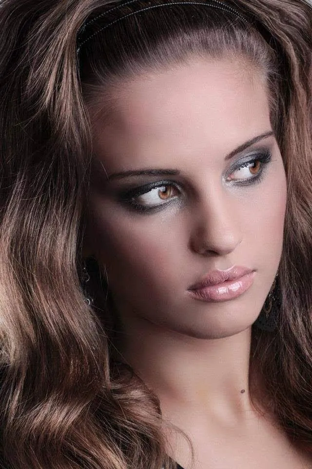 Makeup artist - 1