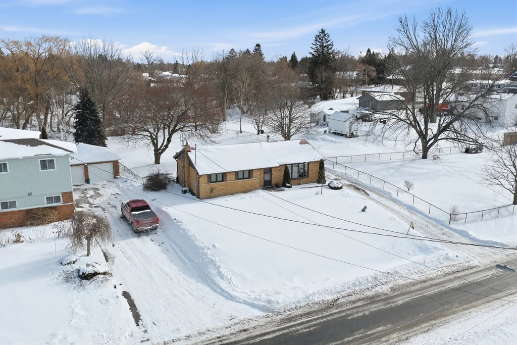 233_East_Street_East_Gwillimbury_002