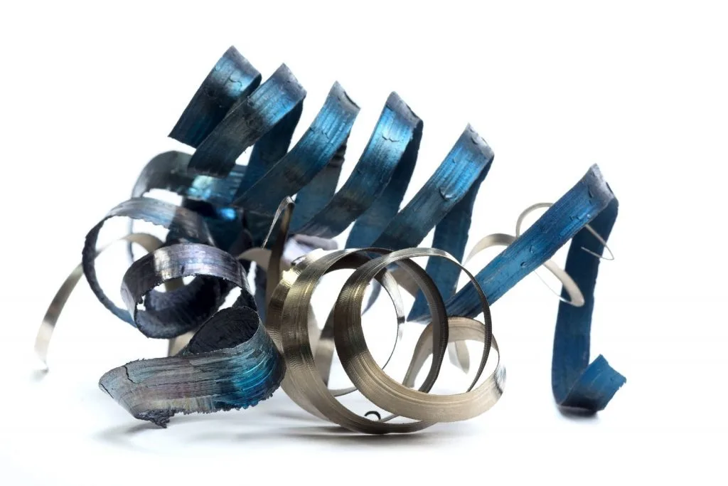 Blue-tempered spiral chips and bright ribbon chips from turning