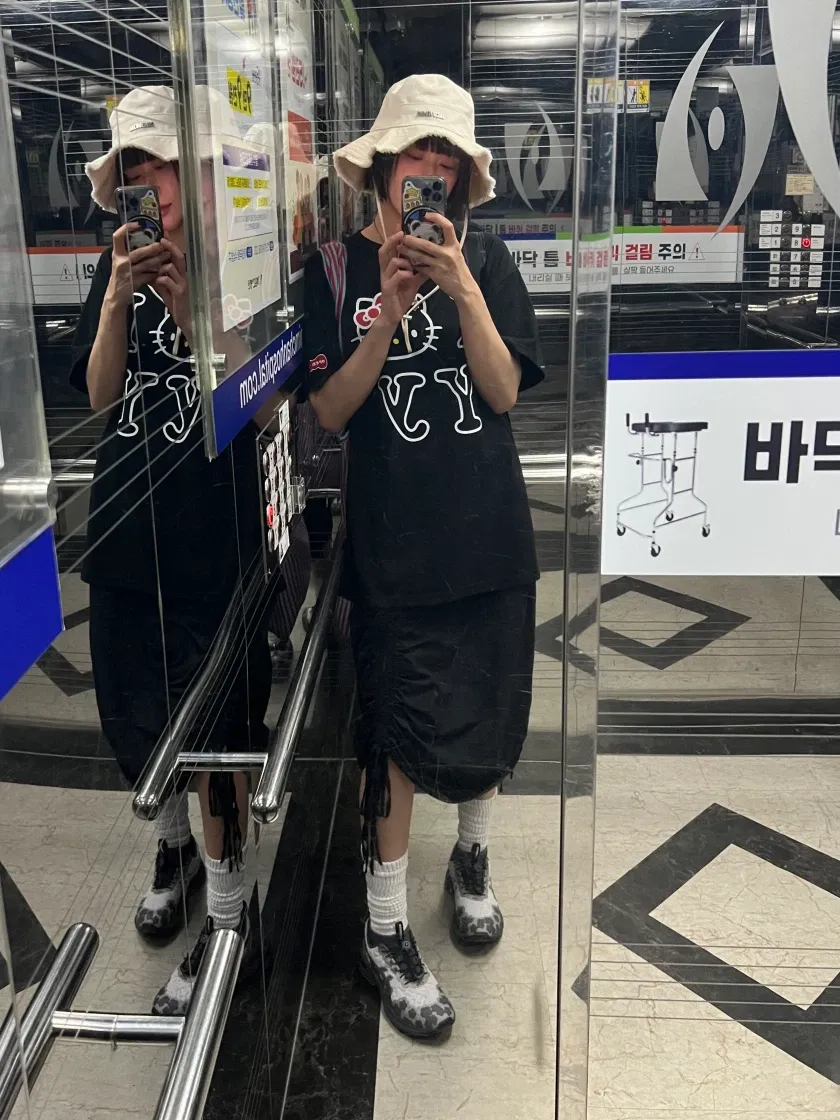 오픈 Yy x 헬로 키티 티셔츠 블랙 thumbnail 2