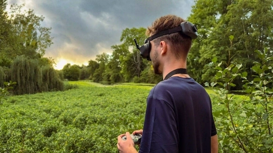 Drone FPV : qu'est-ce que c'est et pourquoi l'utiliser pour votre vidéo d'entreprise ?