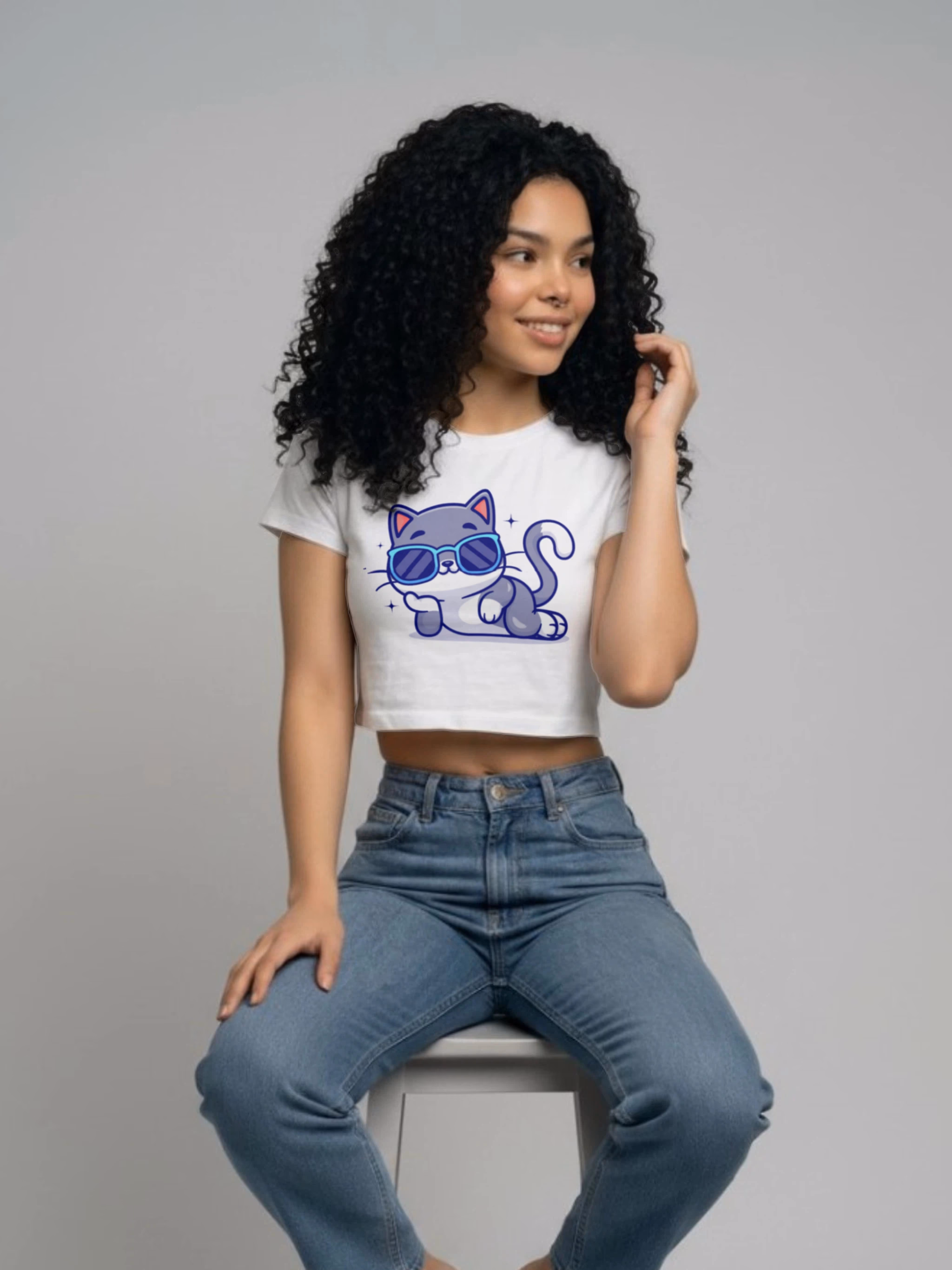 Crop Top Blanco de Gato con Lentes - Camiseta Corta Kawaii y Cool