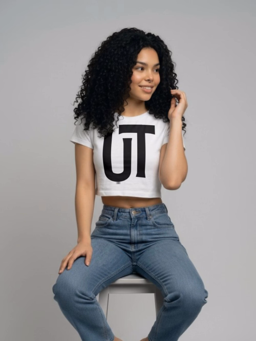 Crop Top Blanco con Diseño UT - Camiseta Corta Estilo Universitario 1