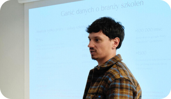 Szymon po latach prowadzenia szkoleń UX **identyfikuje kluczowe bariery edukacyjne trenerów i uczestników kursów.**
