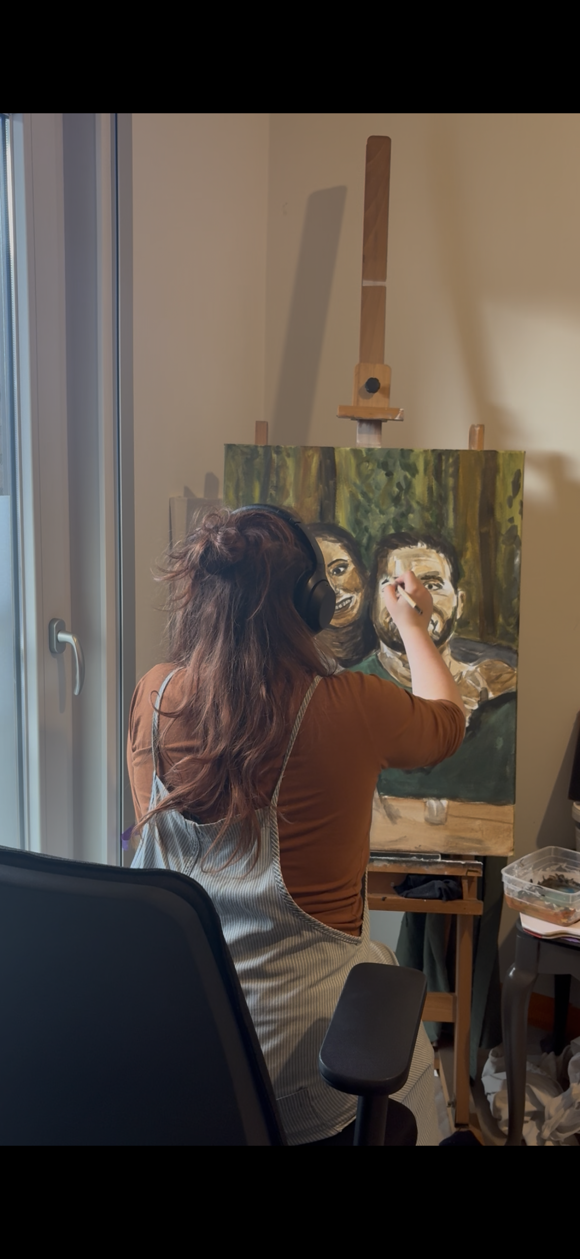 Esther aan het werk aan een schilderij