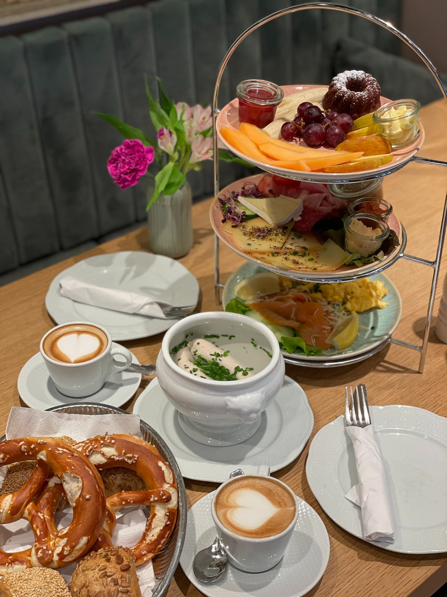 Etagere mit Frühstück und Cappucchino