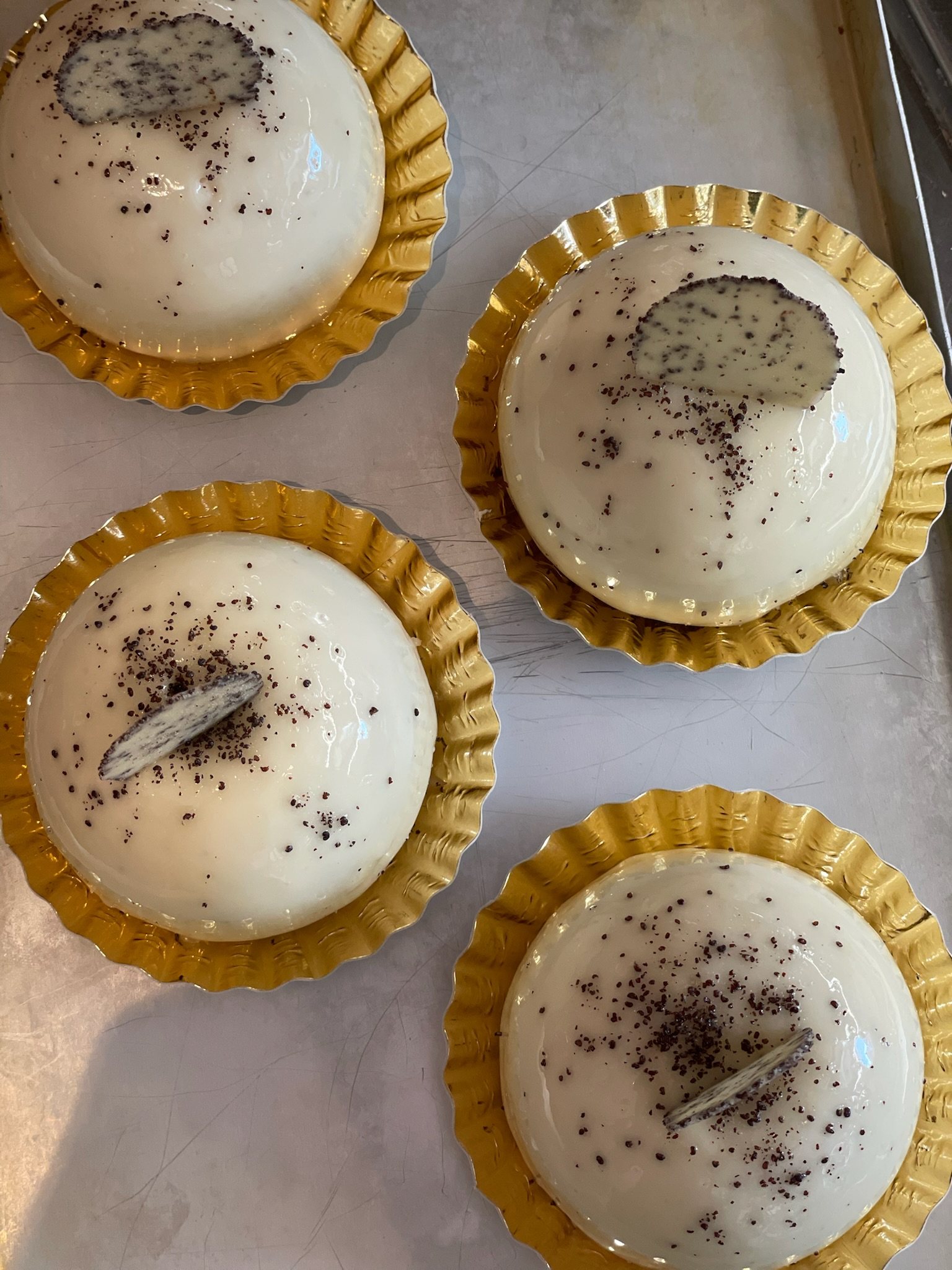 Törtchen mit Zwetschgenkern, Mohnfinancier und feiner Bayerischer Creme.