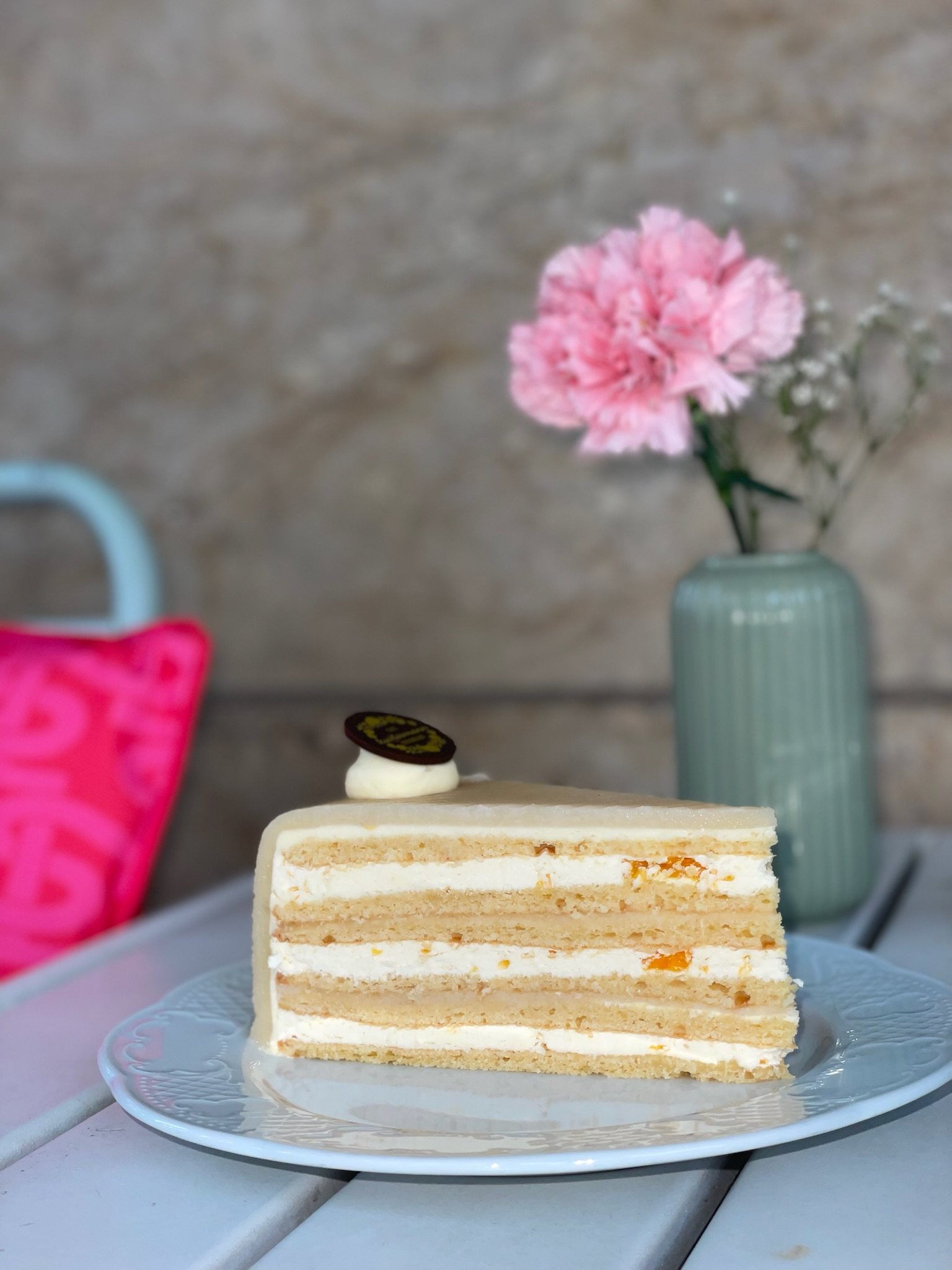 Stück Grand-Marnier-Torte mit Marzipan und feiner Dekoration.