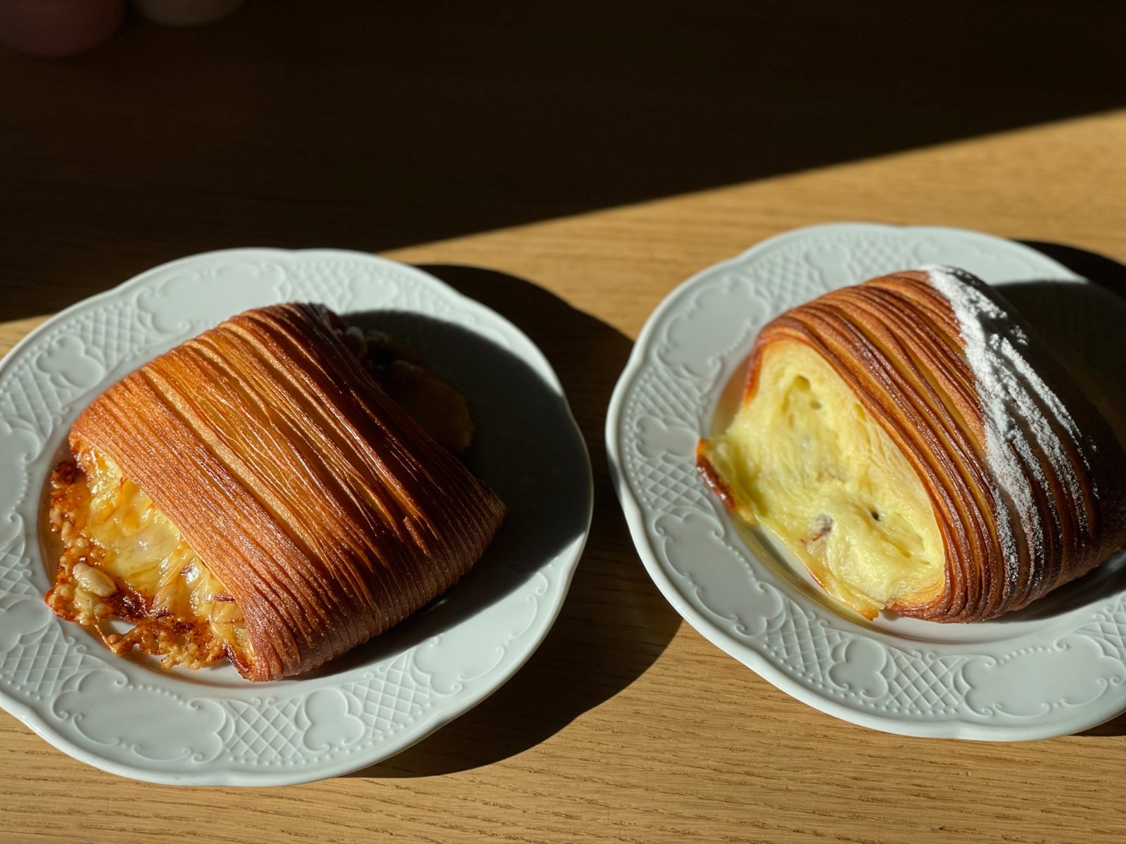 Frisch gebackenes Pain Suisse mit Creme und Schokolade.