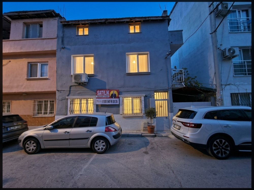 Bornova Ümit 160 m² Avlulu 2 Katlı 5+2 Müstakil Ev