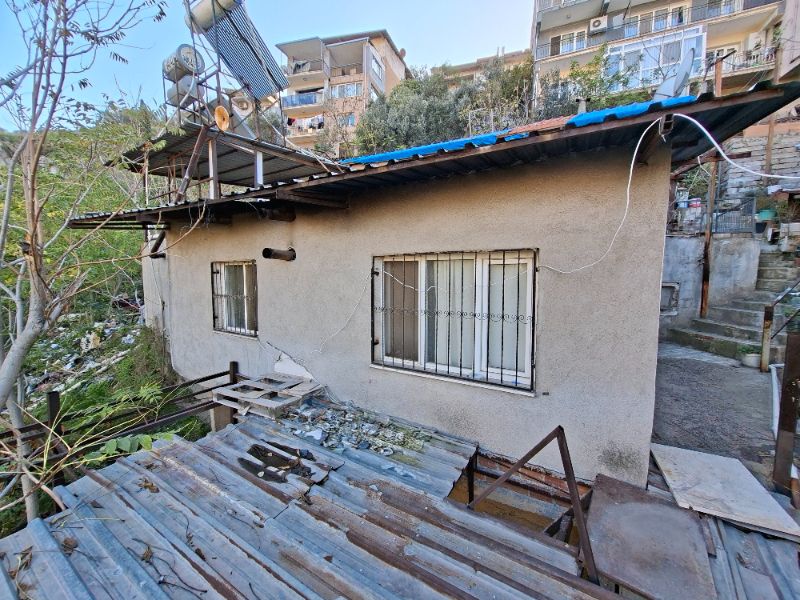 Bornova Merkez Bahçeli 130 m² 2+1 Müstakil Ev
