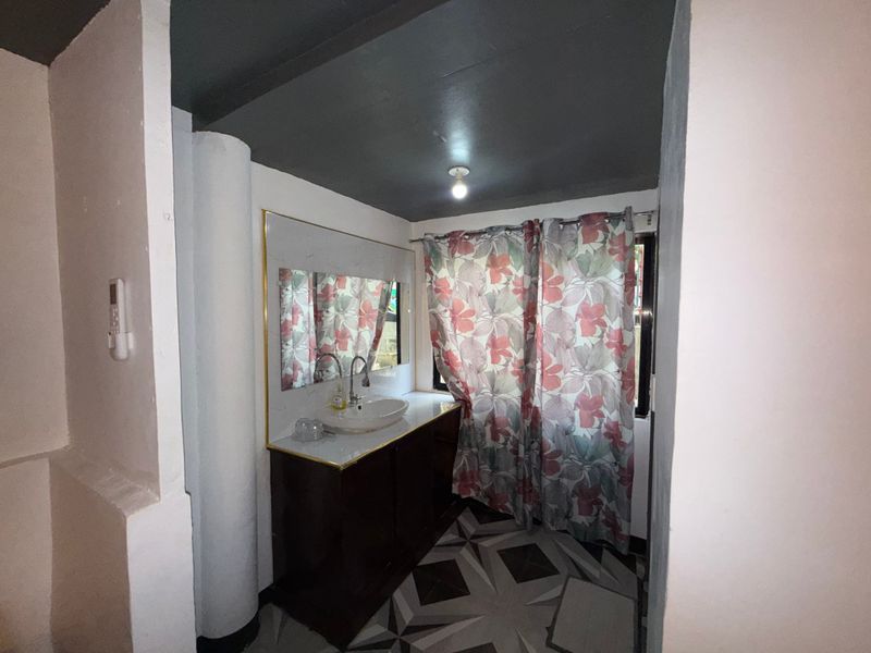Room 9, photo 3