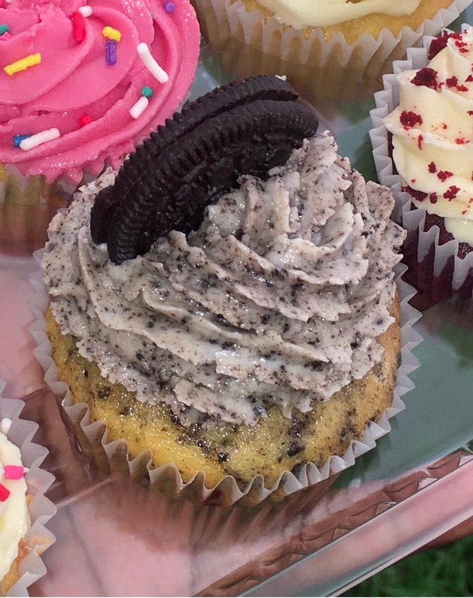 6 Cookies & Cream Cupcakes