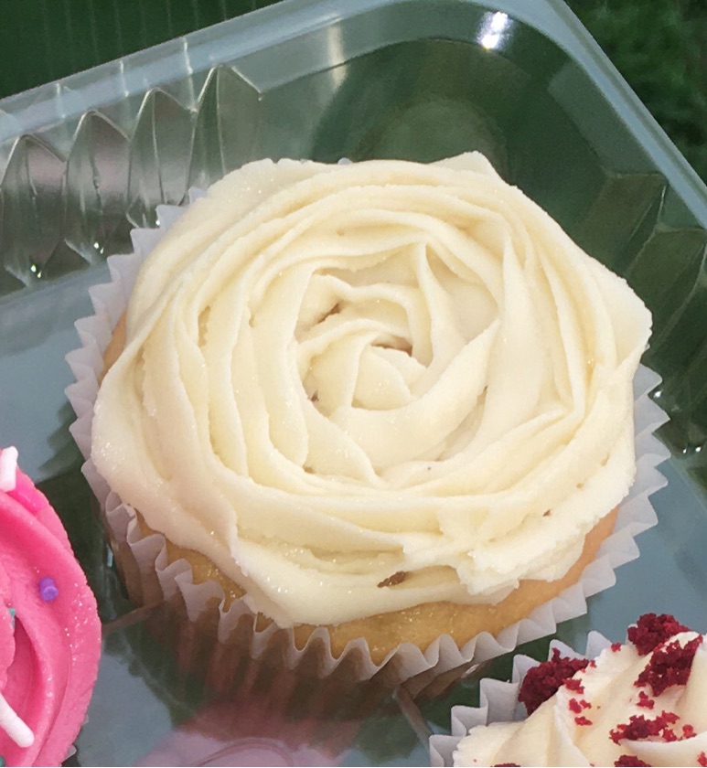 6 Vanilla Cupcakes