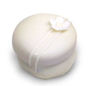 Alfajores bañados y decorados con rayas y flor fondant