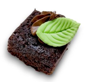 Brownies con crema de avellanas y hoja fondant 