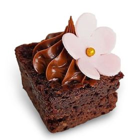 Brownie con crema de avellanas y flor del campo fondant 