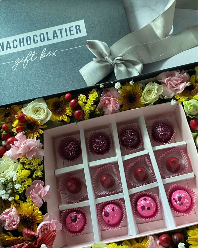 #GiftBox flowers collab LunaChocolatier y MMD