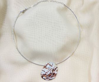 Choker aro com pingente oval martelado ródio claro